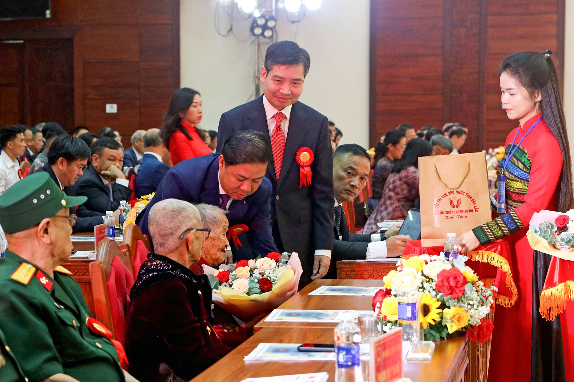 Đồng chí Lương Nguyễn Minh Triết - Ủy viên dự khuyết Ban Chấp hành Trung ương Đảng, Bí thư Tỉnh ủy và đồng chí Tạ Anh Tuấn - Phó Bí thư Tỉnh ủy, Chủ tịch UBND tỉnh tặng hoa và quà cho các Mẹ Việt Nam Anh hùng, Anh hùng Lực lượng vũ trang Nhân dân, Anh hùng Lao động.